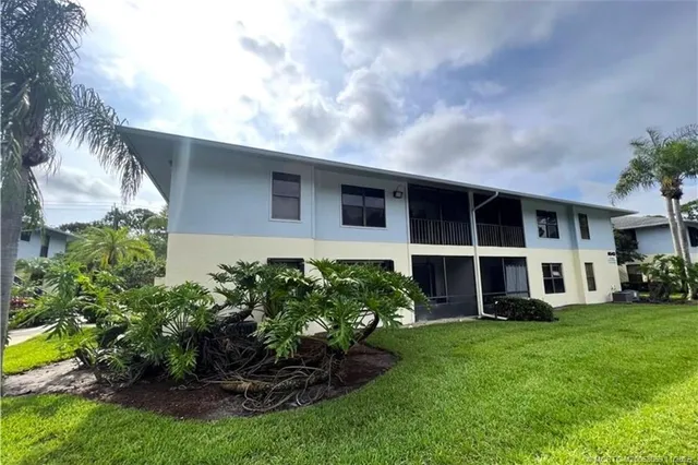 a view of a house with backyard and garden