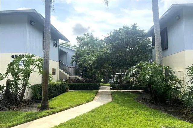 a view of a back yard