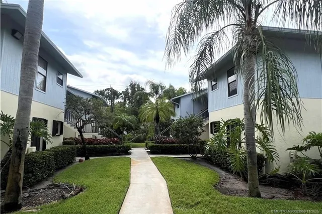 a view of a yard with a house