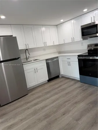 $1,950 | 200 Lakeview Drive, Unit 102, Weston, FL 33326