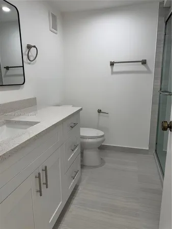 $1,950 | 200 Lakeview Drive, Unit 102, Weston, FL 33326