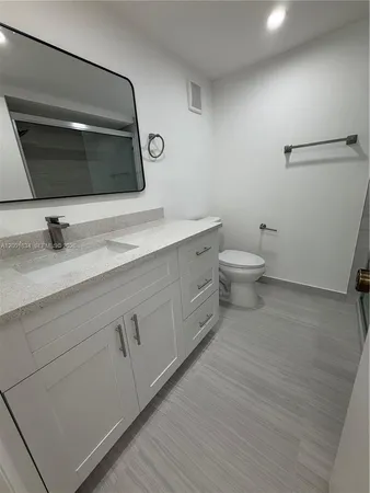 $1,950 | 200 Lakeview Drive, Unit 102, Weston, FL 33326