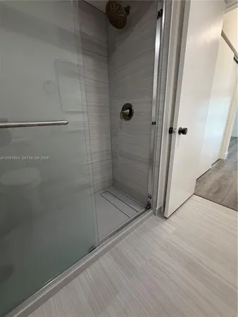 $1,950 | 200 Lakeview Drive, Unit 102, Weston, FL 33326