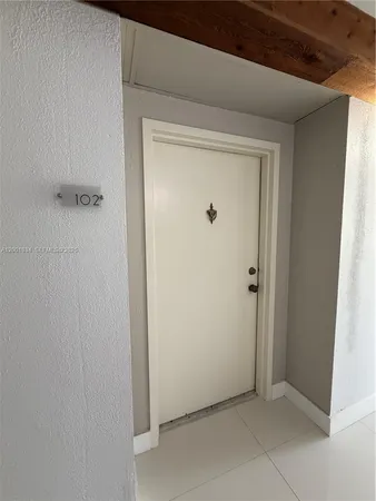 $1,950 | 200 Lakeview Drive, Unit 102, Weston, FL 33326