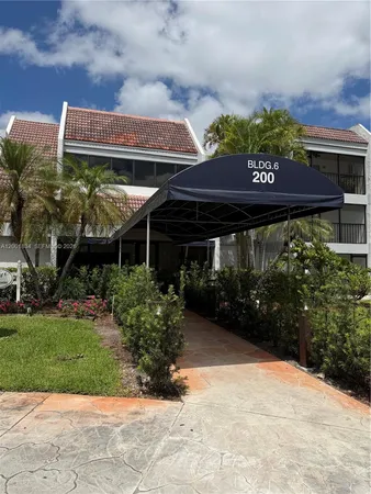 $1,950 | 200 Lakeview Drive, Unit 102, Weston, FL 33326