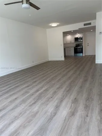 $1,950 | 200 Lakeview Drive, Unit 102, Weston, FL 33326