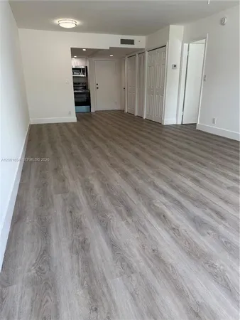 $1,950 | 200 Lakeview Drive, Unit 102, Weston, FL 33326