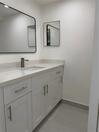 $1,950 | 200 Lakeview Drive, Unit 102, Weston, FL 33326