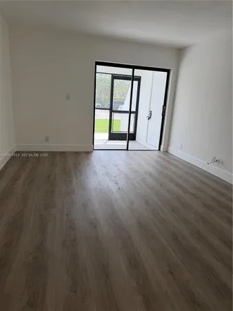 $1,950 | 200 Lakeview Drive, Unit 102, Weston, FL 33326