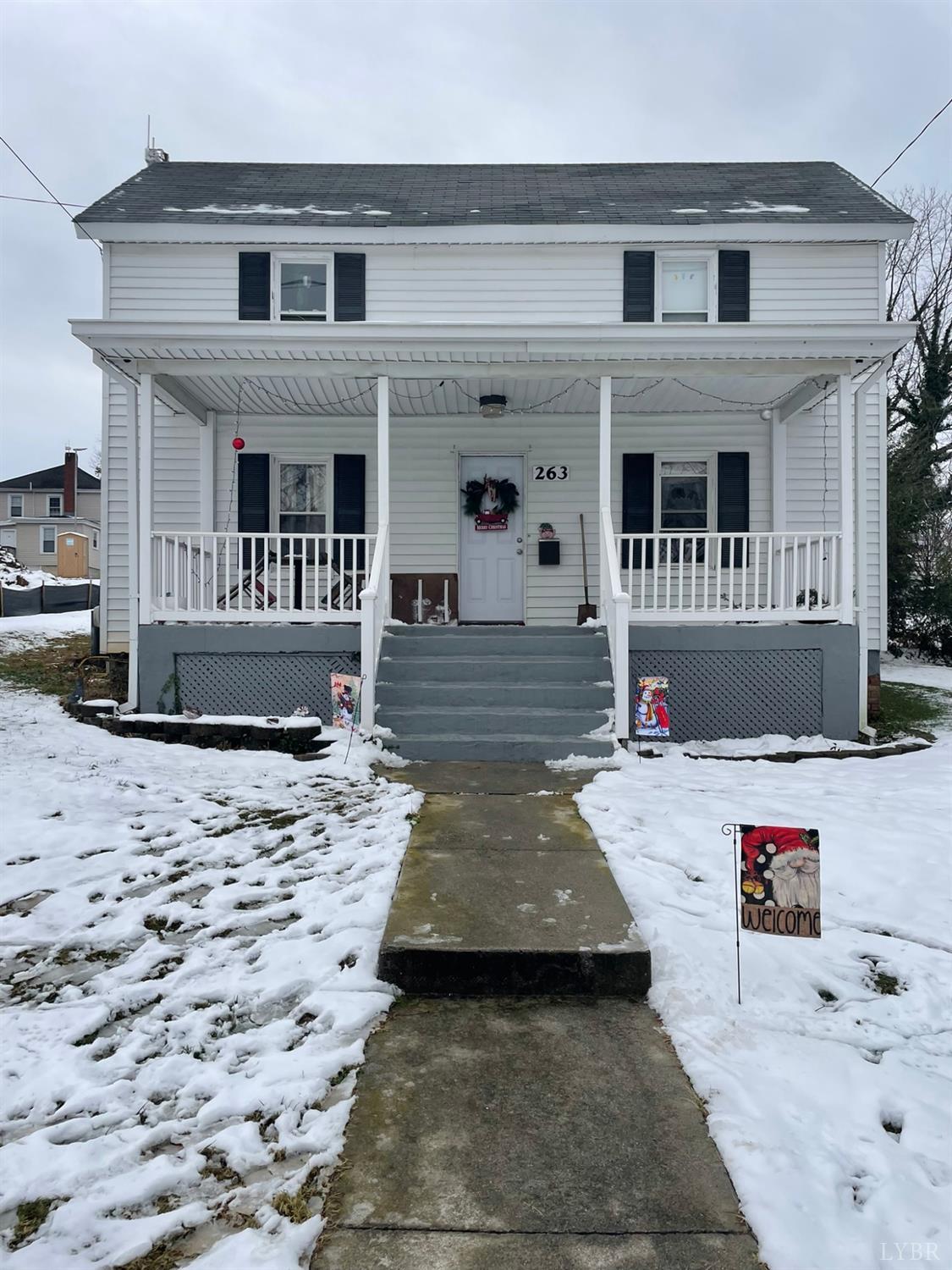 a view of a entryway of the house