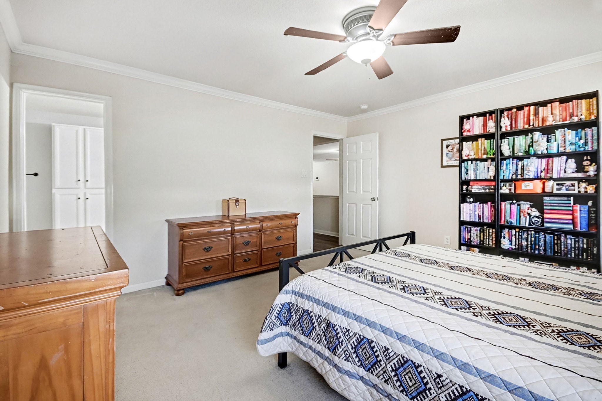 1318 Stevens Court Rosenberg, TX 77471 - Photo 20 of 32 a bedroom with a bed and a book shelf