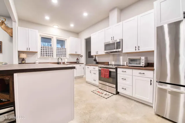 $430,000 | 301 Summer Oaks Drive, Lamar, MS 38642