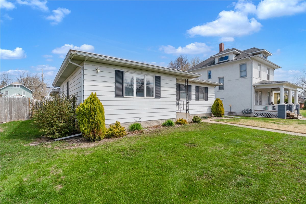 1413 30th Avenue Moline, IL 61265 - Photo 3 of 45