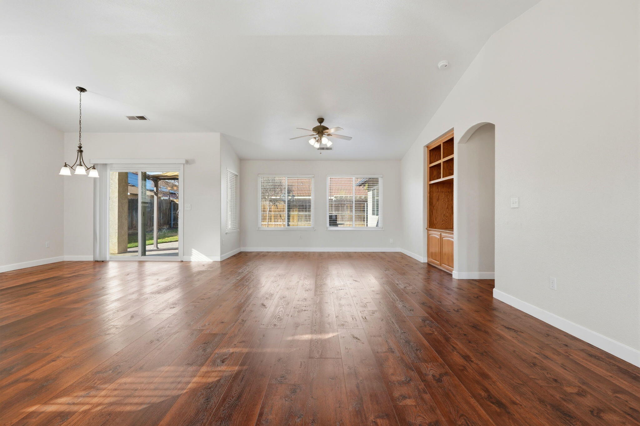 952 Scotland Street Lemoore, CA 93245 - Photo 15 of 53 Entryway