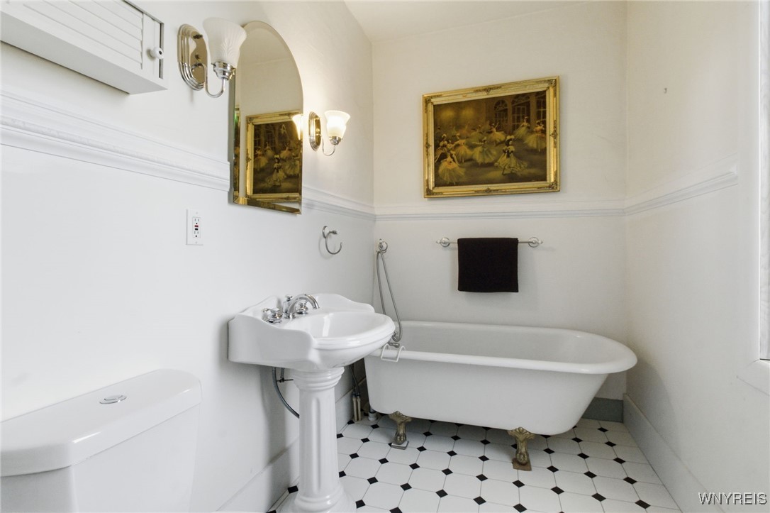 872 French Road Cheektowaga, NY 14227 - Photo 18 of 47