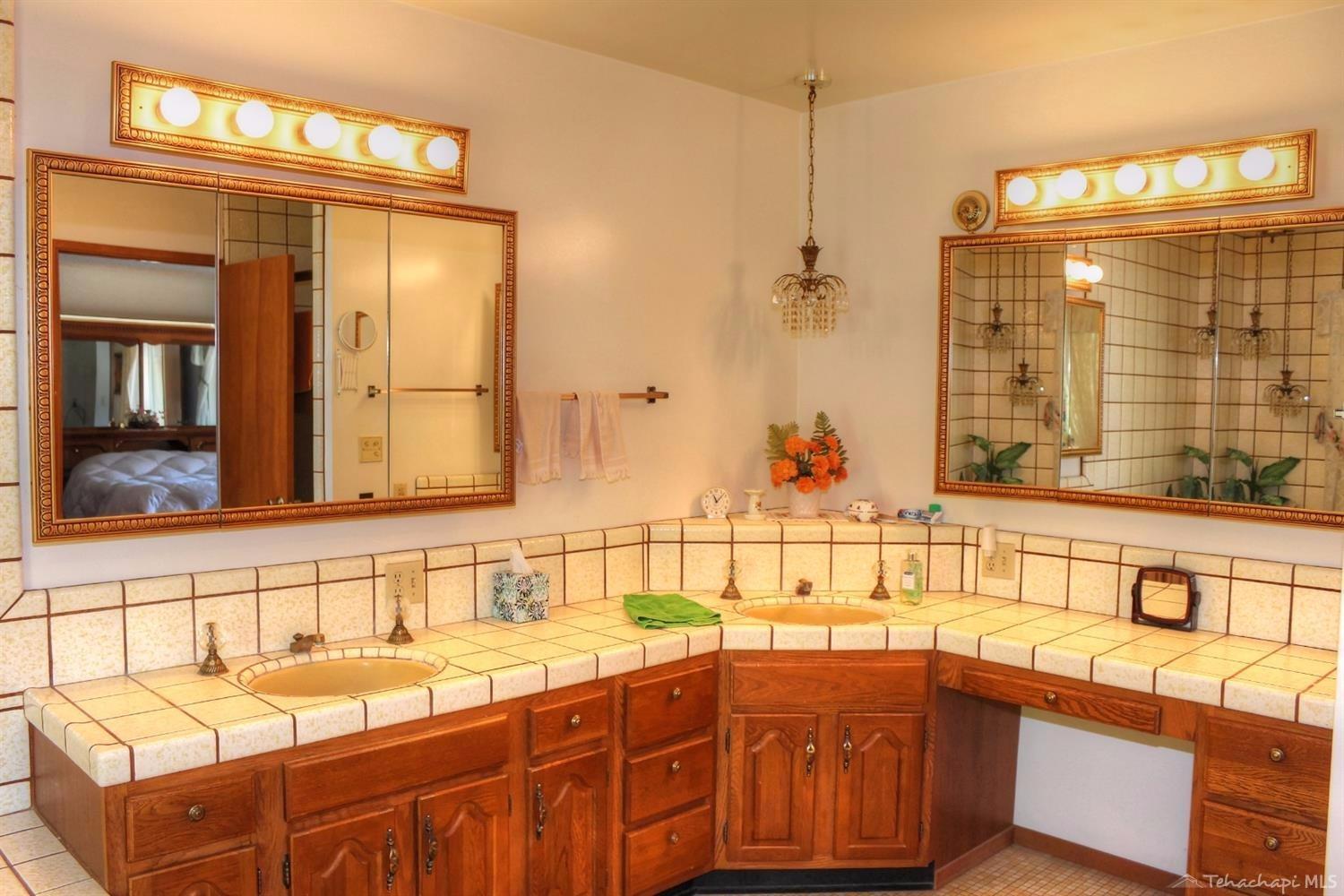 27350 Cumberland Road Tehachapi, CA 93561 - Photo 31 of 57 master bathroom