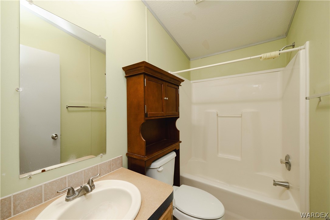 3176 West Malibu Road Golden Valley, AZ 86413 - Photo 20 of 62 Guest bathroom