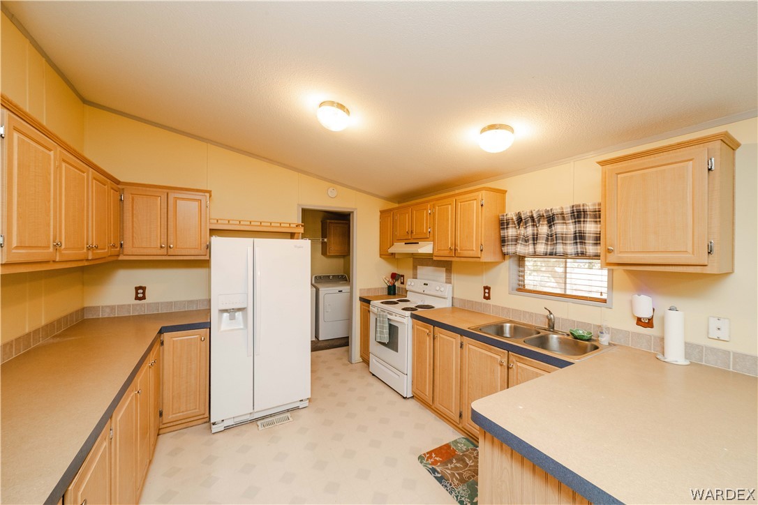 3176 West Malibu Road Golden Valley, AZ 86413 - Photo 5 of 62 Tons of cabinet space and counter space