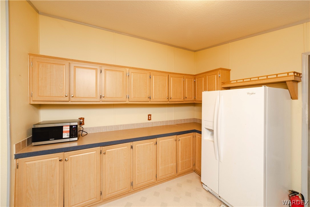 3176 West Malibu Road Golden Valley, AZ 86413 - Photo 6 of 62 Beautiful light wood cabinets keep this kitchen airy and bright