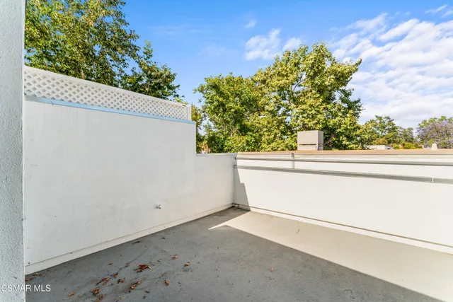 a view of a small space with a large tree