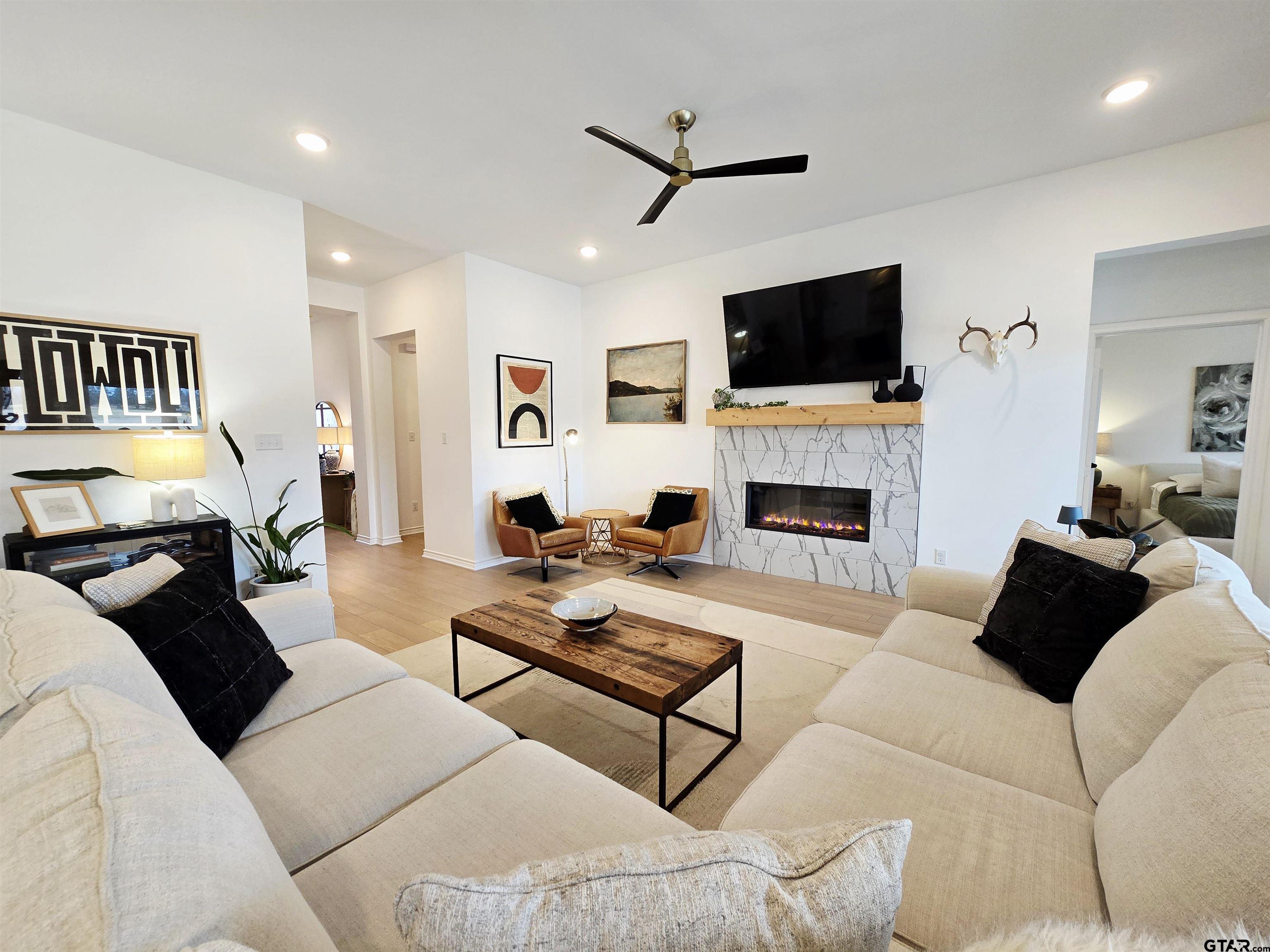 14932 Turtle Crk Rnch Road Flint, TX 75762 - Photo 26 of 33 a living room with furniture and a flat screen tv