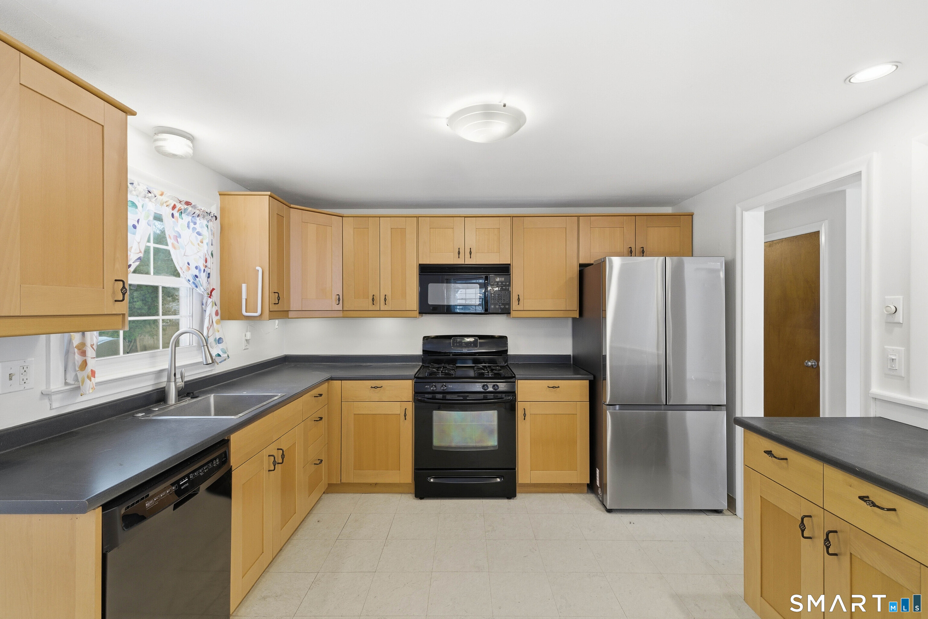 10 College Street Clinton, CT 06413 - Photo 14 of 40 brand new paint