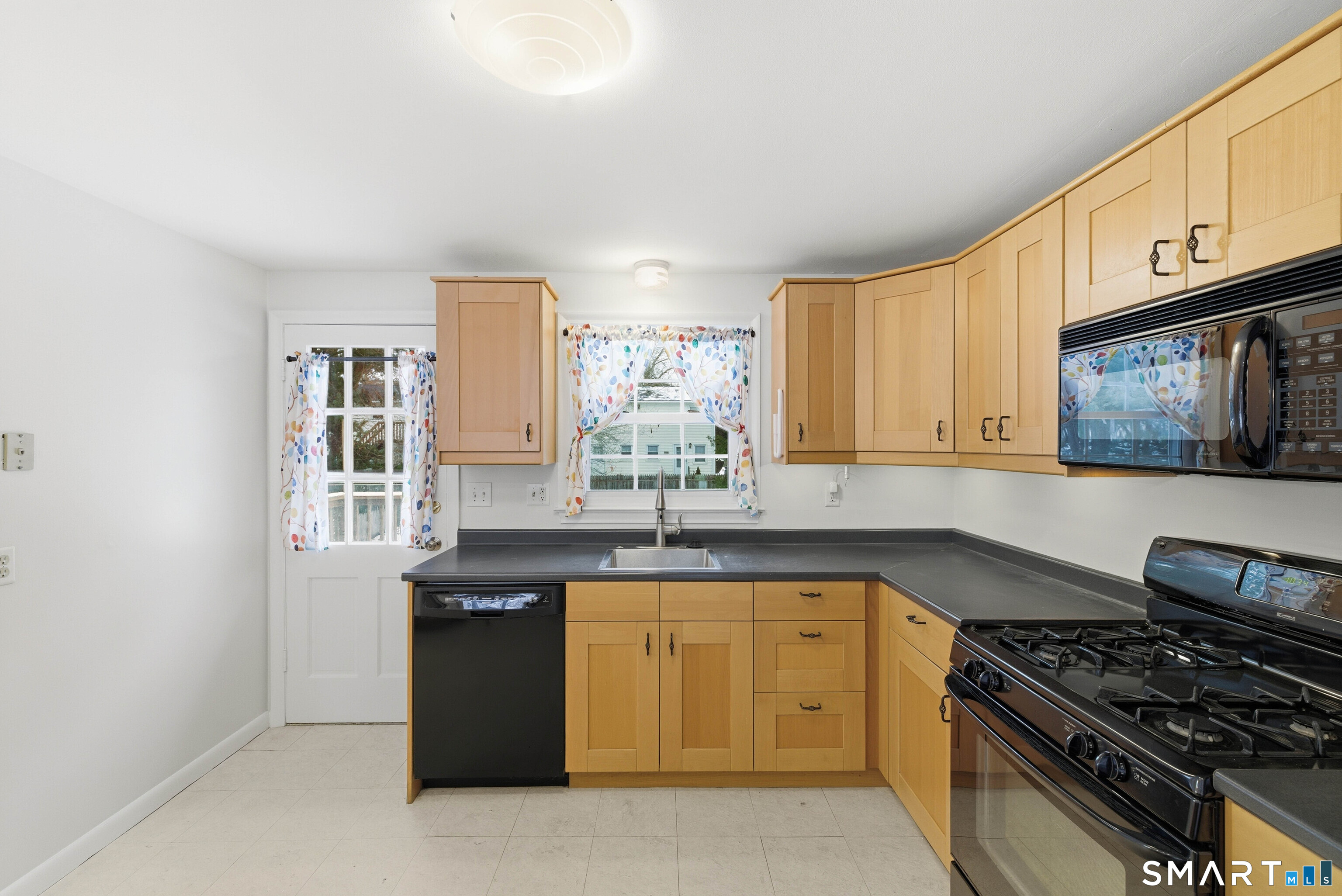 10 College Street Clinton, CT 06413 - Photo 15 of 40