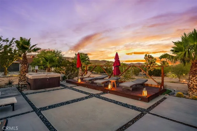 a view of a house with backyard