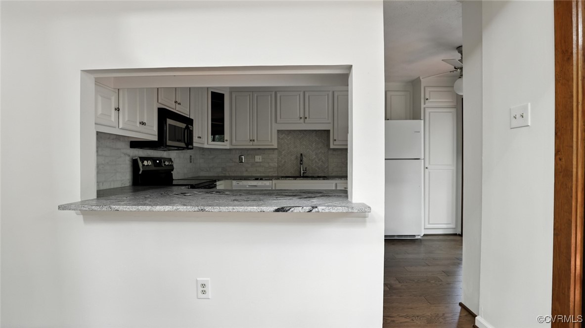 636 Spirea Road North Chesterfield, VA 23236 - Photo 25 of 47 Kitchen featuring freestanding refrigerator, stain
