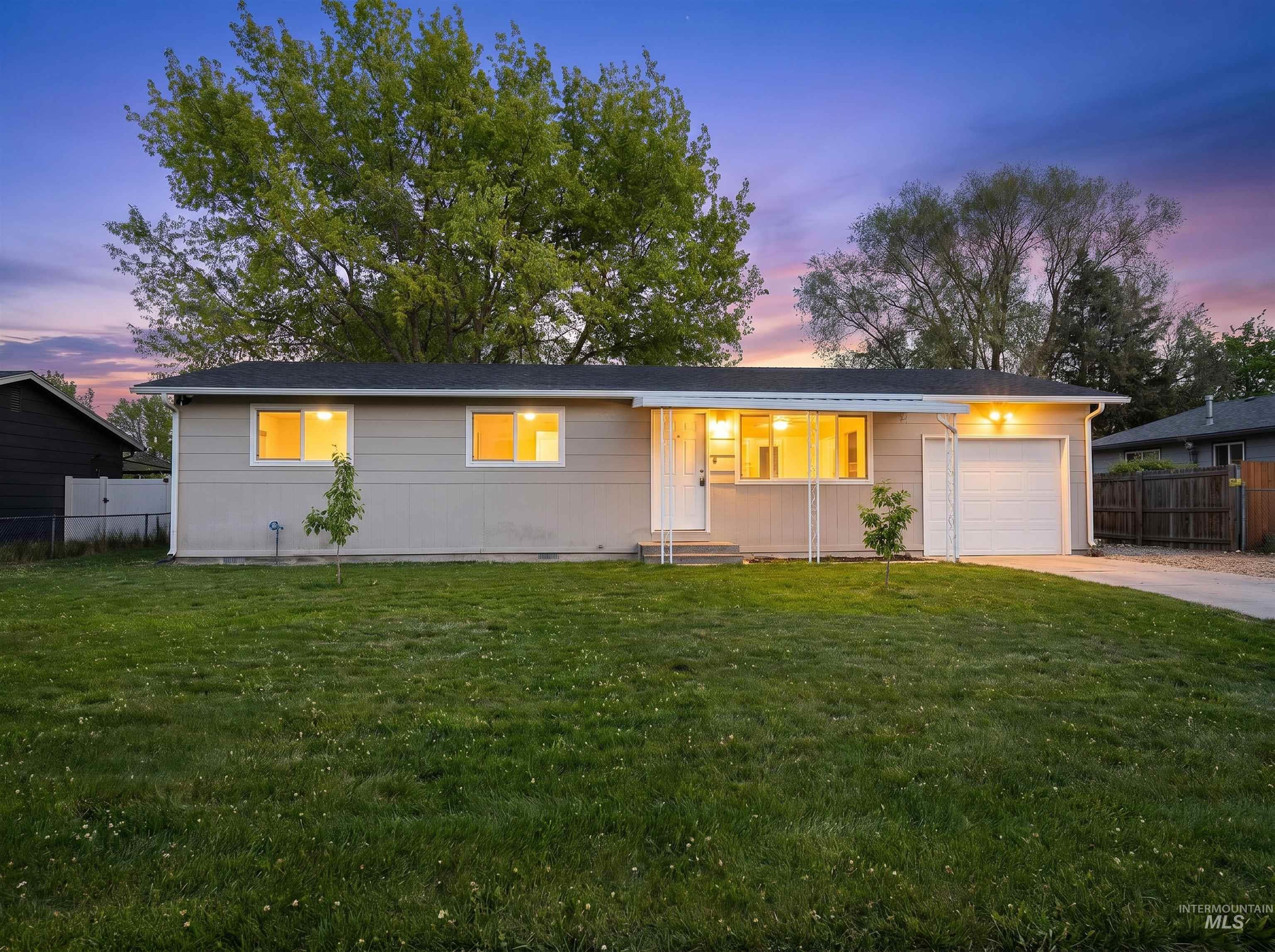 9 Villa Drive Middleton, ID 83644 - Photo 2 of 33 Single-story Home featuring a neutral exterior, attached garage, and a lush front lawn
