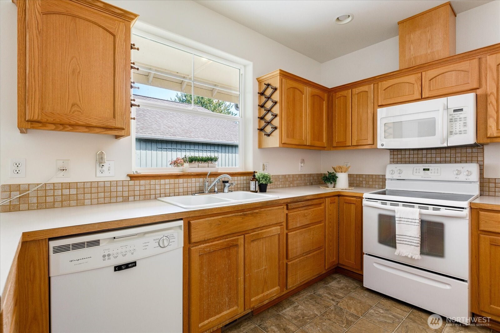 1292 Southwest Xavier Drive Oak Harbor, WA 98277 - Photo 15 of 36