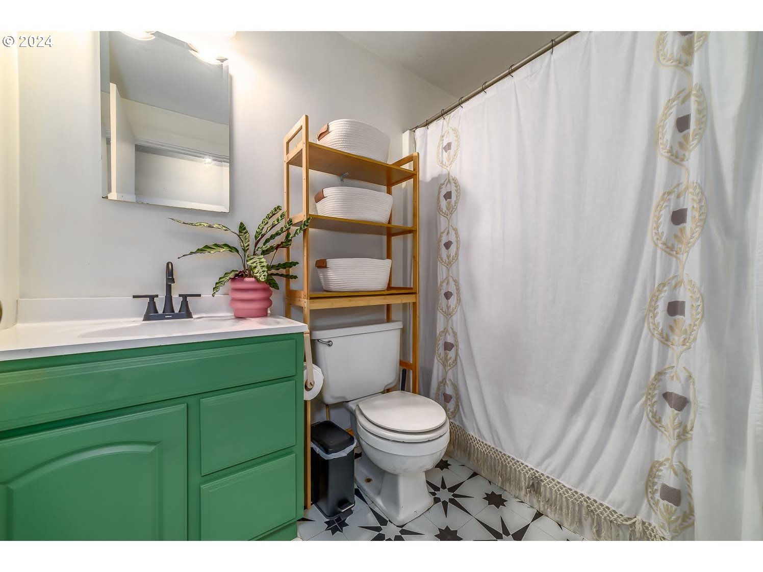 1437 E Street Springfield, OR 97477 - Photo 18 of 32 a bathroom with a sink toilet and shower