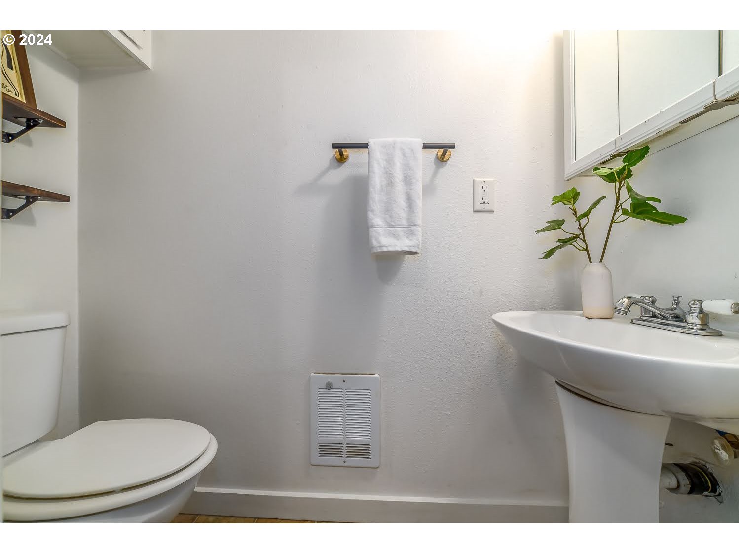1437 E Street Springfield, OR 97477 - Photo 25 of 32 a bathroom with a toilet and a sink