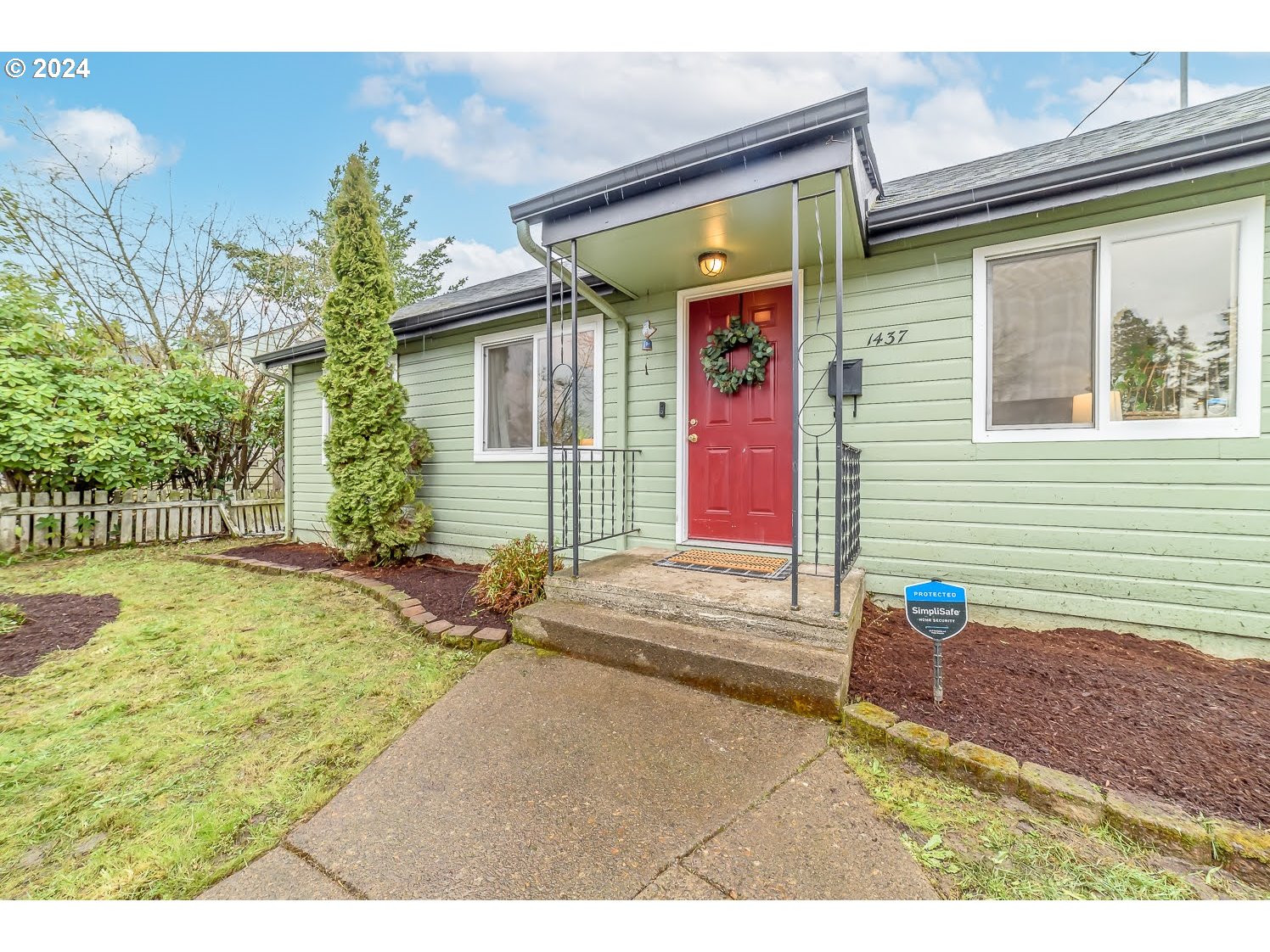 1437 E Street Springfield, OR 97477 - Photo 4 of 32 a house view with a backyard space