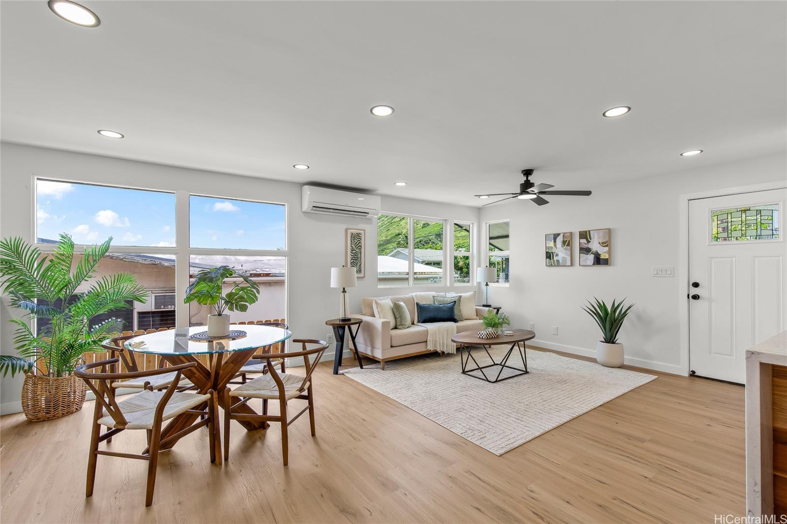 907 Ahuwale Street Honolulu, HI 96821 - Photo 4 of 25 Main living area/Recessed Lighting