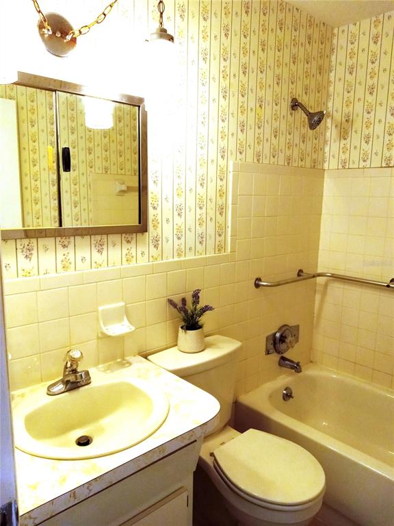 2427 Rhodesian Drive, Unit 11 Clearwater, FL 33763 - Photo 24 of 44 a bathroom with a sink mirror toilet and bathtub