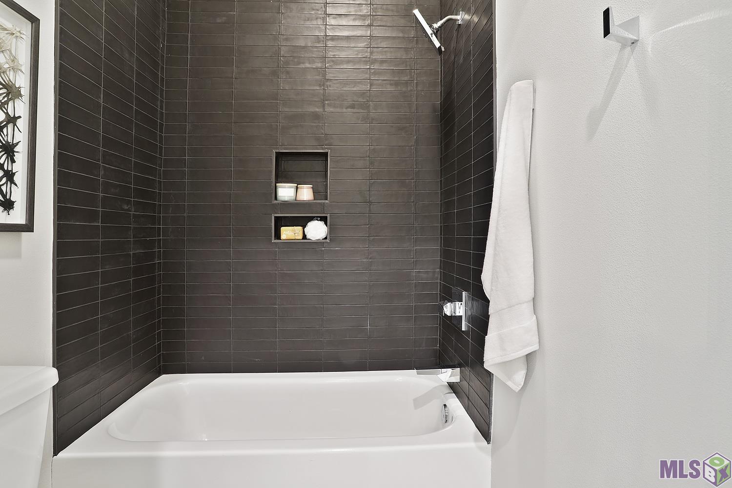 6529 Feather Rdg Drive Baton Rouge, LA 70817 - Photo 29 of 50 Full bath upstairs w/ privacy door