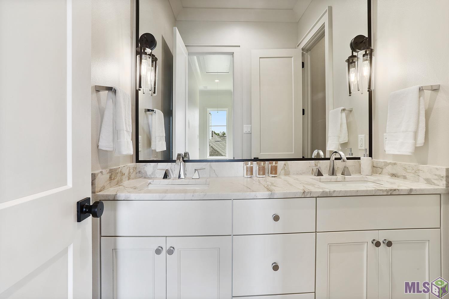 6529 Feather Rdg Drive Baton Rouge, LA 70817 - Photo 30 of 50 Bath upstairs w/ double vanity