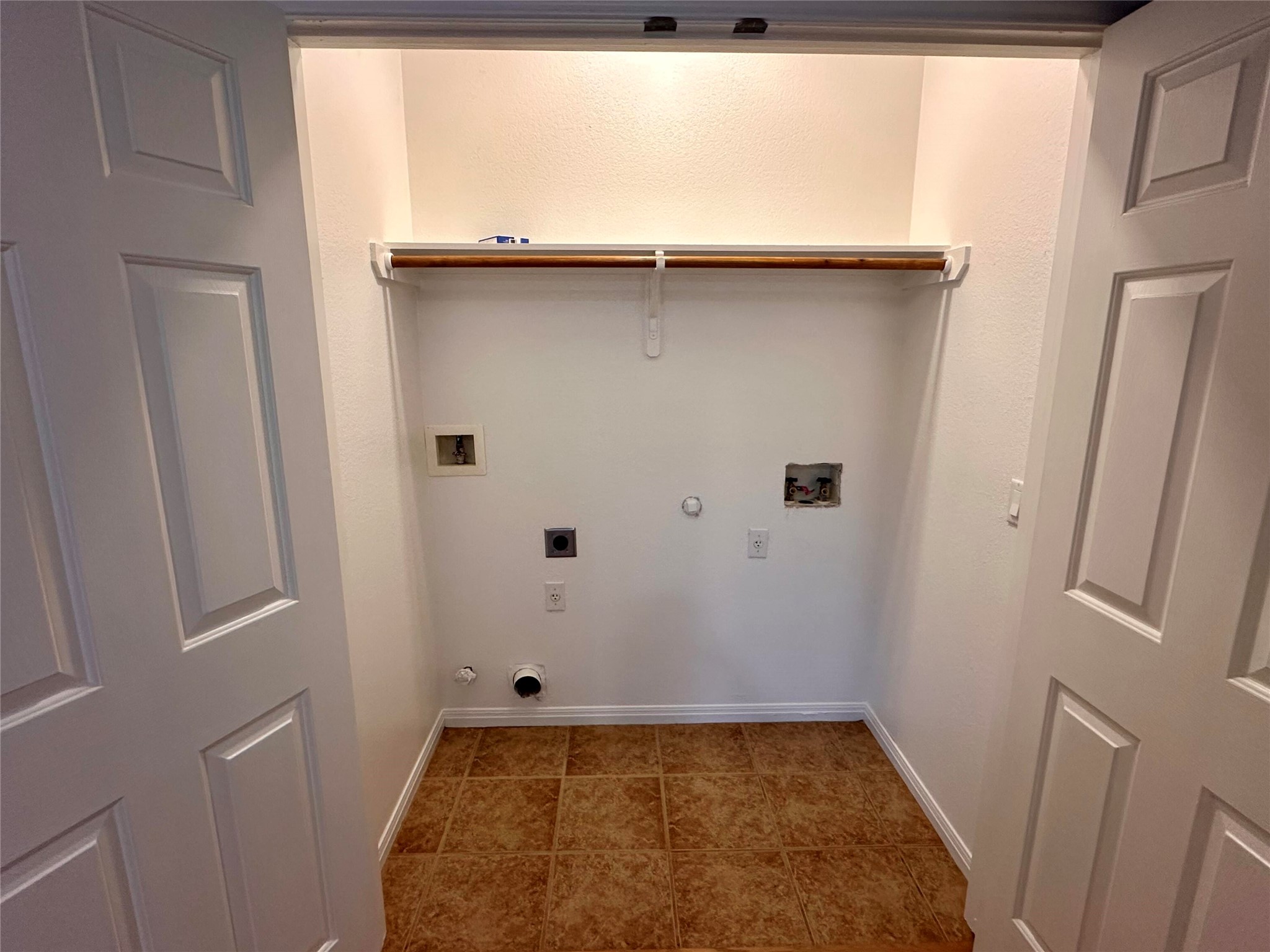 1122 Mansell Avenue Austin, TX 78721 - Photo 13 of 29 a bathroom with a tub and shower
