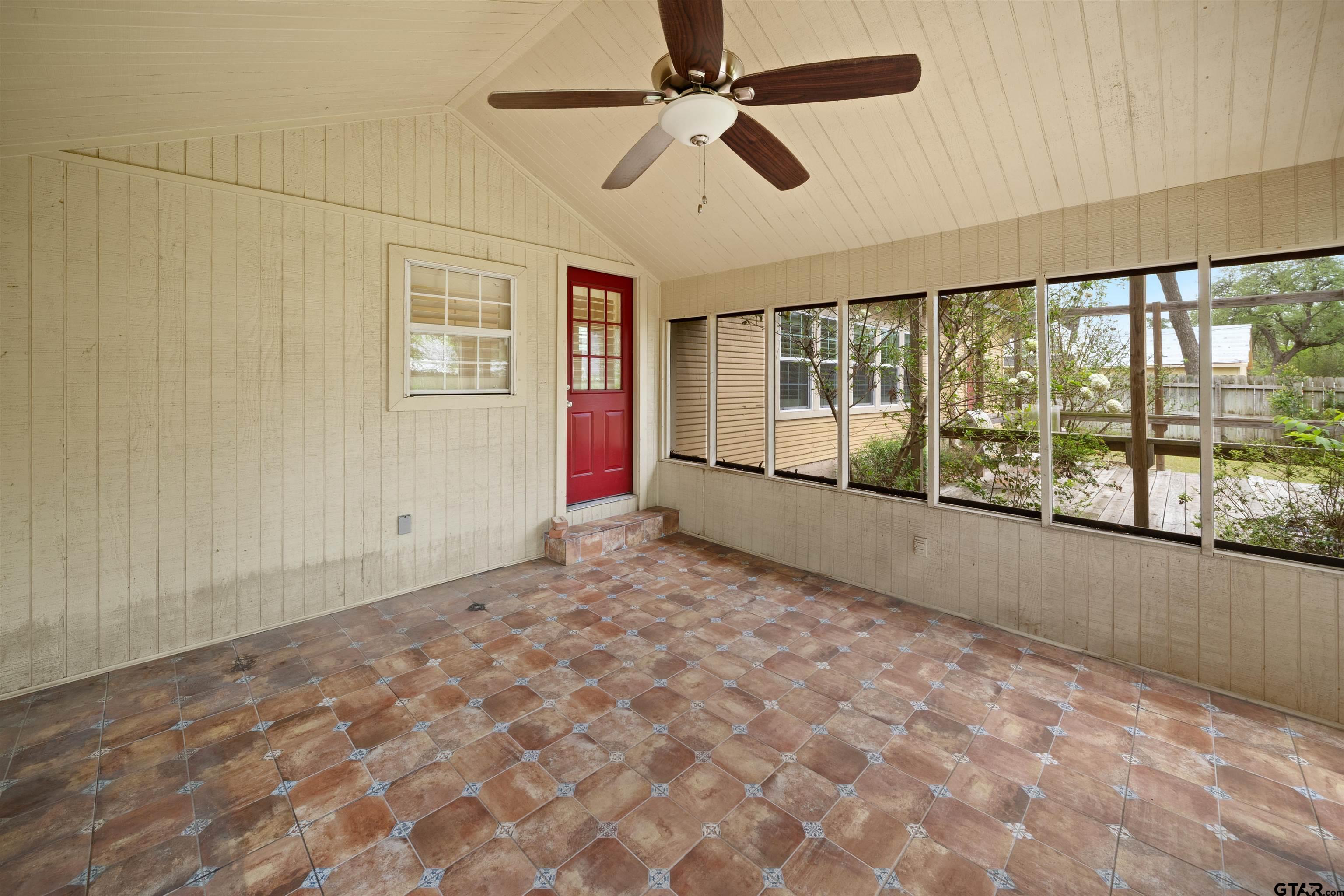711 South Prairieville Street Athens, TX 75751 - Photo 23 of 27 an empty room with windows