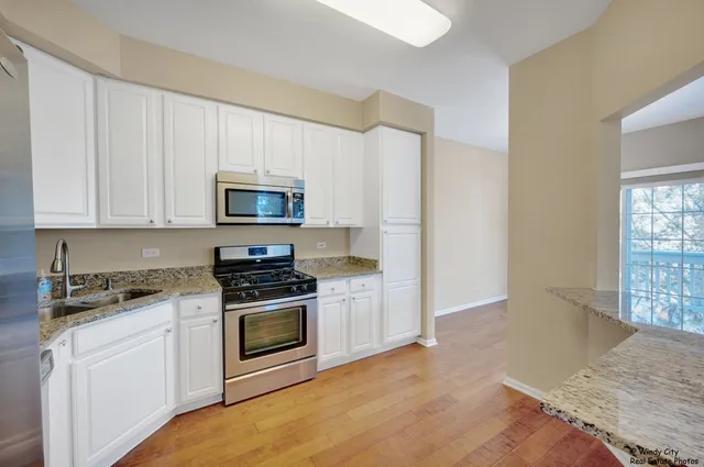 $269,900 | 1126 Chadwick Drive, Grayslake, IL 60030