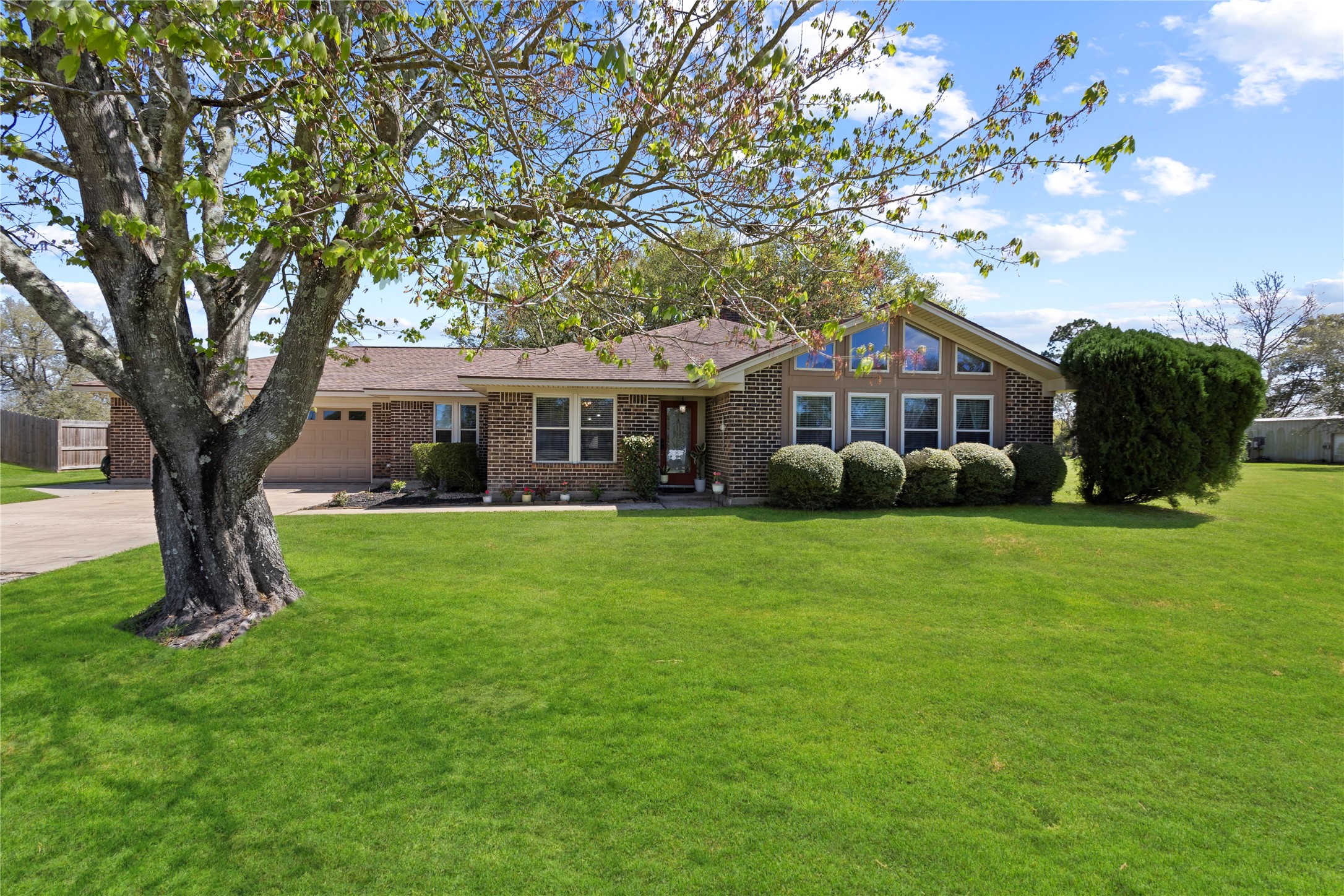 11546 Davidson Road Beaumont, TX 77705 - Photo 2 of 40 a front view of a house with garden