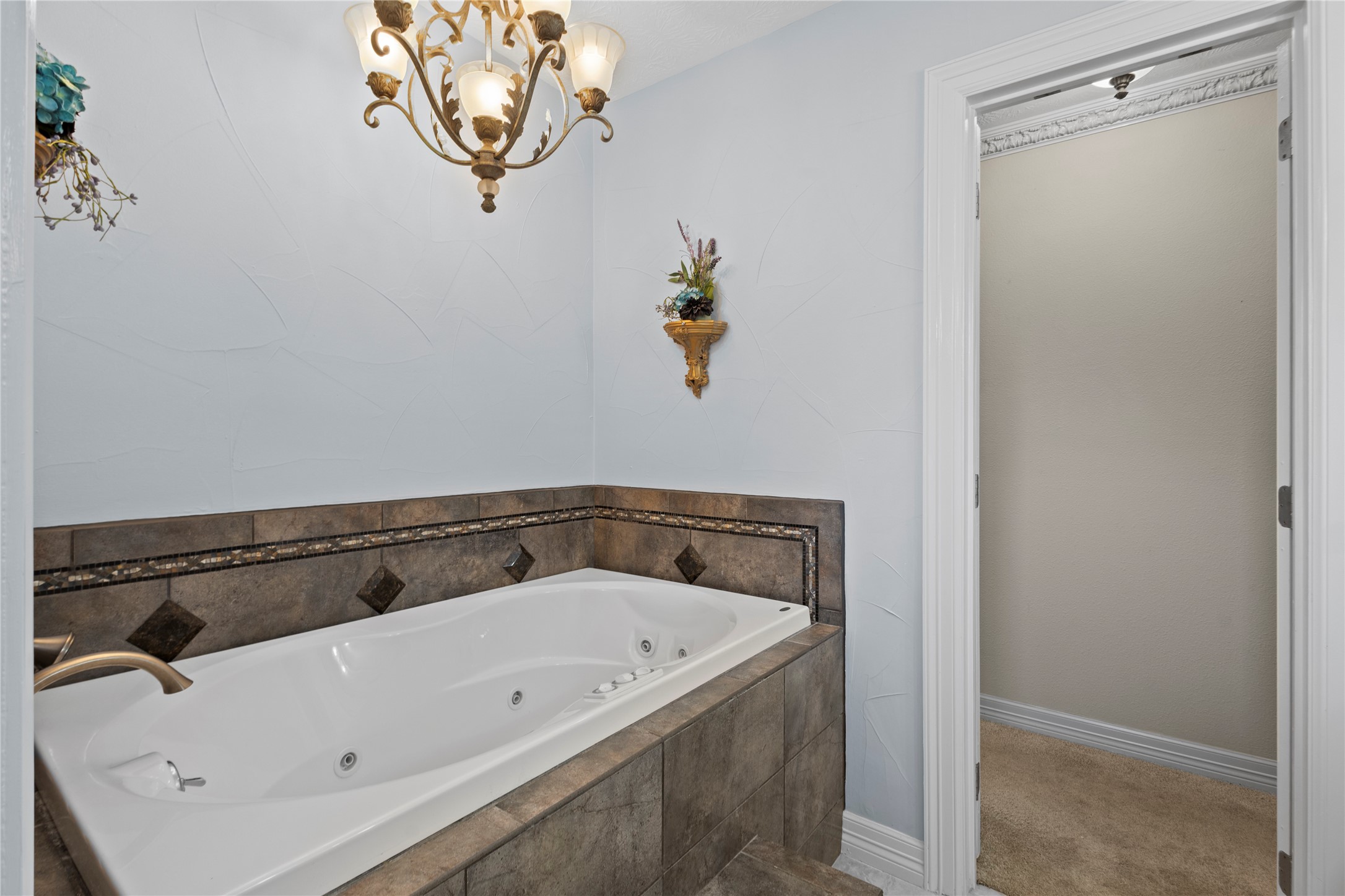 11546 Davidson Road Beaumont, TX 77705 - Photo 27 of 40 a bathroom with a bathtub