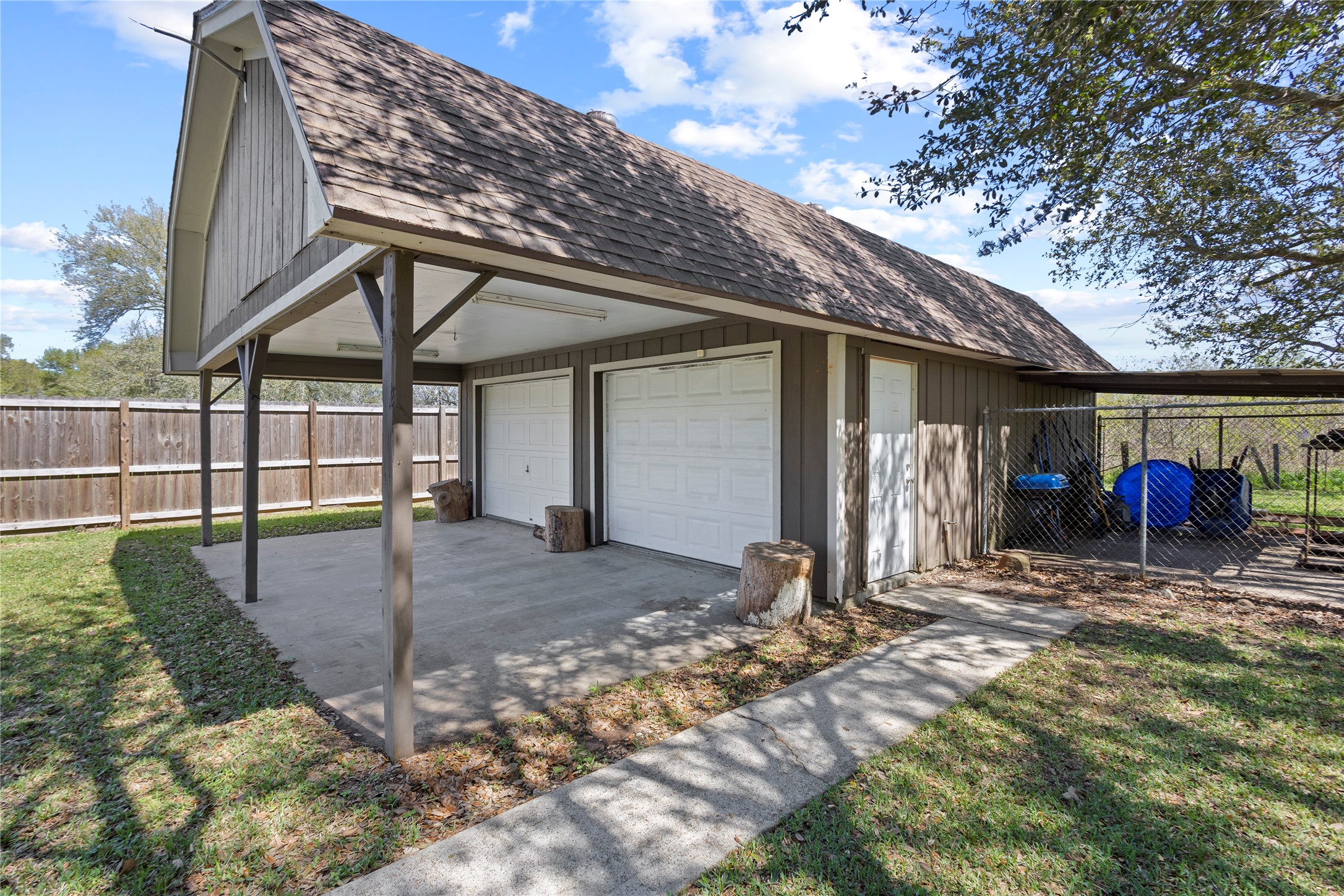 11546 Davidson Road Beaumont, TX 77705 - Photo 33 of 40 a view of a house with backyard