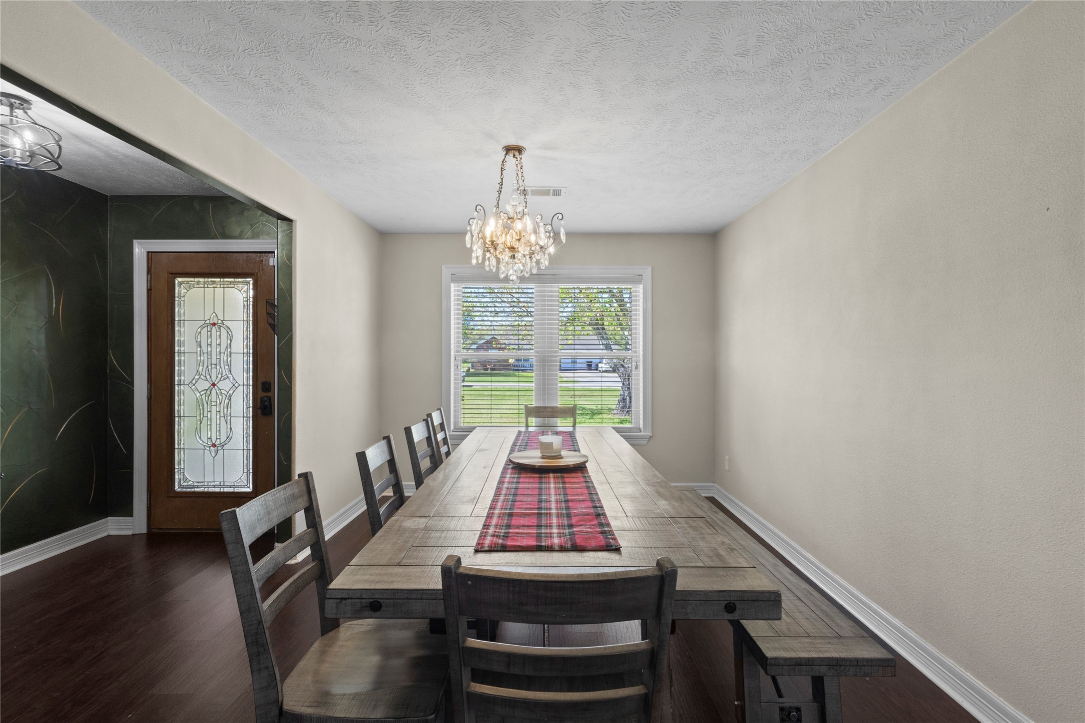 11546 Davidson Road Beaumont, TX 77705 - Photo 8 of 40 a living room with furniture and a chandelier