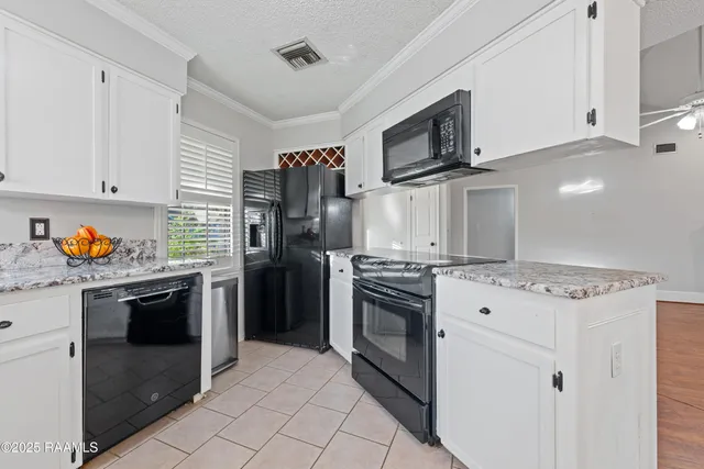 $1,700 | 115 Meadow Glen Drive, Youngsville, LA 70592