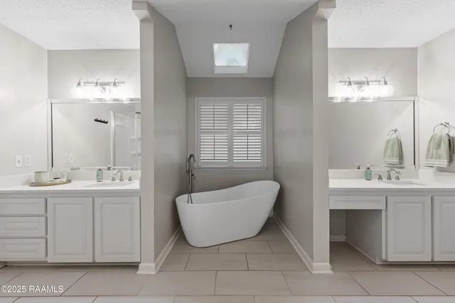 $1,700 | 115 Meadow Glen Drive, Youngsville, LA 70592