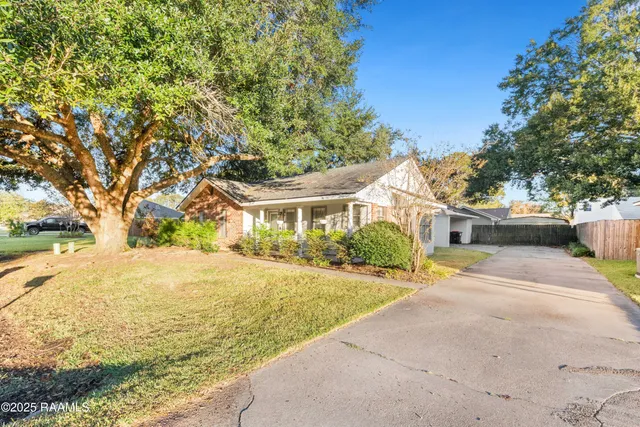 $1,700 | 115 Meadow Glen Drive, Youngsville, LA 70592