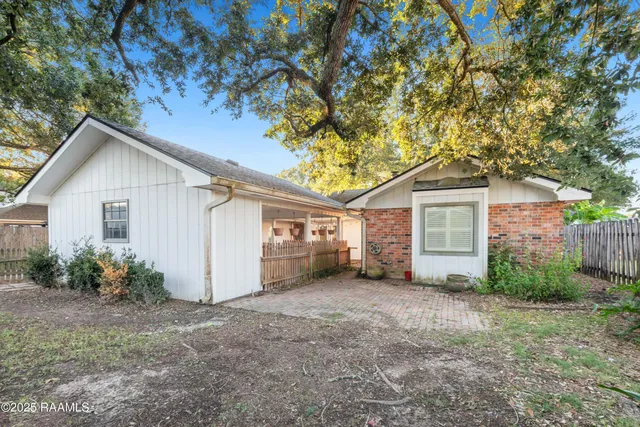 $1,700 | 115 Meadow Glen Drive, Youngsville, LA 70592