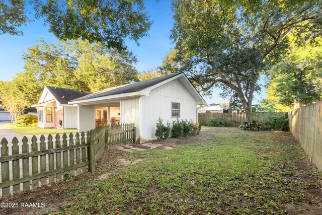 $1,700 | 115 Meadow Glen Drive, Youngsville, LA 70592